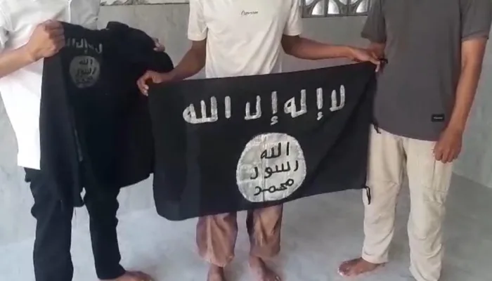 Eks Simpatisan MIT dan Warga Poso Serahkan Atribut ISIS Hingga Amunisi pada Aparat