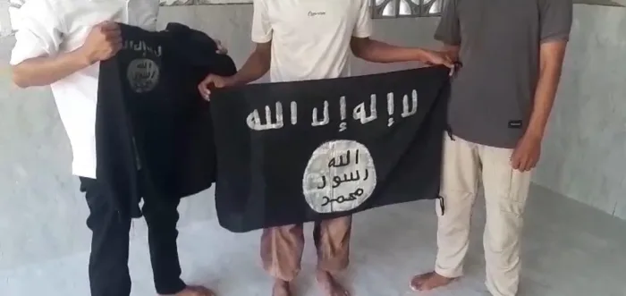 Eks simpatisan MIT dan sejumlah warga Kabupaten Poso, Sulawesi Tengah serahkan atribut ISIS hingga amunisi pada Satgas Operasi Madago Raya.