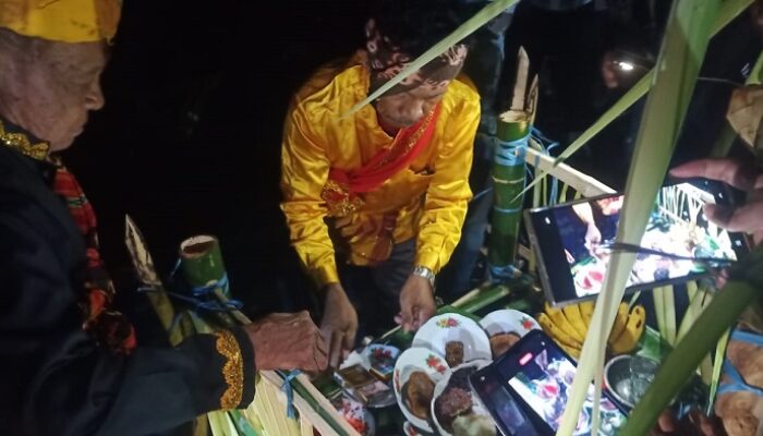 Masyarakat Adat Poboya menggelar Upacara Pompaura di Kelurahan Poboya, Kecamatan Mantikulore, Kota Palu pada Senin, 24 Februari 2025. 4