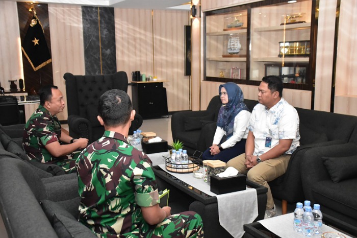 Danrem 132/Tadulako, Brigjen TNI Deni Gunawan menerima kunjungan rombongan Pimpinan Wilayah Perum Bulog Kanwil Sulawesi Tengah (Sulteng), Elis Nurhayati di Makorem 132/Tadulako Jl Sudirman, Kota Palu pada Jumat 7 Maret 2025.