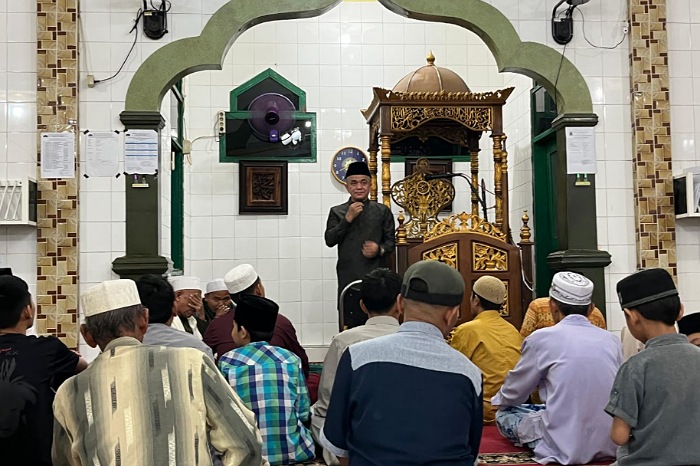 Wali Kota Palu Salat Tarawih di Masjid Al-Ittihad Ujuna, Sampaikan Pentingnya Bersyukur pada Allah SWT