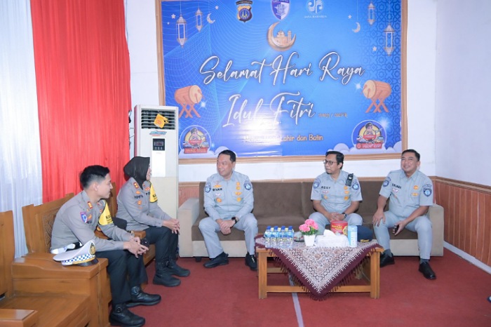 Direktur Utama PT Jasa Raharja Rivan A Purwantono melakukan kunjungan ke Pos Pelayanan Terpadu Piyungan, Bantul,Daerah Istimewa Yogyakarta dan Pos Pengamanan (PAM) Exit Tol Prambanan, Klaten, Jawa Tengah pada Jumat, 4 April 2025.