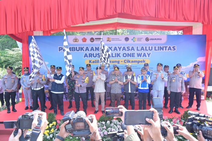 Kapolri dan Stakeholder Operasi Ketupat 2025 Resmikan Pelaksanaan One Way Nasional di KM 414 Kalikangkung