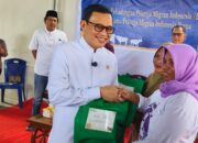 Menteri Karding Serahkan Daging Qurban pada 290 Pekerja Migran Indonesia Purna di Kota Palu