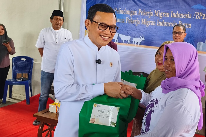 Menteri Karding Serahkan Daging Qurban pada 290 Pekerja Migran Indonesia Purna di Kota Palu