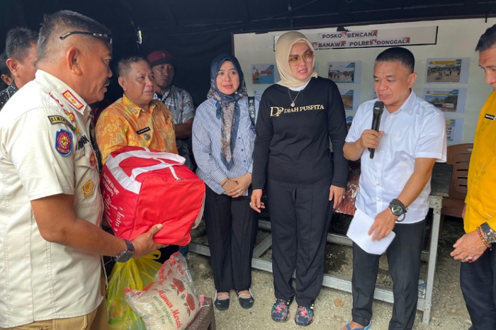 Hadianto Rasyid Serahkan Bantuan Pemkot Palu kepada Warga Terdampak Banjir di Donggala
