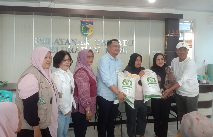 Bulog Sulteng Distribusikan Bantuan Pangan Beras pada Warga Kelurahan Baru Palu Barat