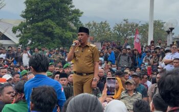Janji Gubernur Sulteng Tindak Seluruh Tambang Ilegal di Depan Ribuan Massa Aksi