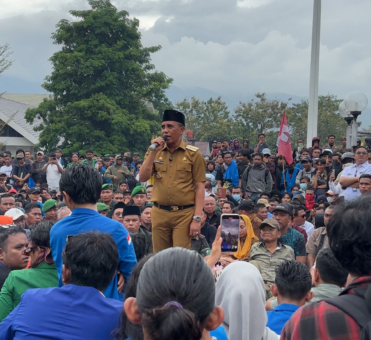 Janji Gubernur Sulteng Tindak Seluruh Tambang Ilegal di Depan Ribuan Massa Aksi