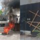 Kantor Komnas HAM Sulteng Disegel, Massa Aksi di Palu Tuntut Pencopotan Kepala Perwakilan Palu, MemoSulawesi.id - Kantor Komnas HAM Sulteng Disegel warga saat ratusan massa yang tergabung dalam Aliansi Mahasiswa dan Masyarakat Sulteng Bersatu menggelar aksi demonstrasi di depan Kantor Perwakilan Komnas HAM Sulawesi Tengah, Jl Suprapto, Kota Palu, Senin 9 Maret 2026. Massa aksi tiba di lokasi menggunakan mobil sound system dan puluhan kendaraan roda dua. Aksi tersebut dimulai sekitar pukul 15.10 WITA dengan membawa sejumlah spanduk tuntutan. Para demonstran mendesak pencopotan Kepala Perwakilan (Kaper) Komnas HAM Sulteng, Livand Breemer, yang menjabat sejak 2025. Mereka menilai kepemimpinan Livand perlu dievaluasi terkait berbagai isu yang berkembang di masyarakat. Koordinator lapangan aksi, Amier Sidik, dalam orasinya menuding Livand Breemer memiliki kolam perendaman emas secara pribadi di kawasan Poboya, Kota Palu. Ia juga menyebut adanya dugaan kerja sama operasional dengan seseorang berinisial S. “Jangan sok suci. Ketua Komnas HAM Sulteng ini ibarat maling teriak maling,” teriak Amier Sidik dalam orasinya di depan massa aksi. Dalam aksi tersebut, massa juga membakar ban bekas serta melempar tomat busuk dan kotoran hewan ke halaman kantor. Tindakan itu menyebabkan area kantor terlihat kotor. Amier Sidik juga menyebut dugaan bahwa Livand pernah memasok 42 kaleng sianida yang diduga ilegal ke kawasan Poboya. Selain itu, ia menuding adanya pengiriman satu unit alat berat jenis excavator ke lokasi aktivitas pertambangan rakyat. “Ketua Komnas HAM Sulteng pernah memasok 42 kaleng sianida ke Poboya dan satu unit alat berat,” ujar Amier. Orator lain, Imam Safa’at, turut mengkritik sikap Livand Breemer yang dinilai sering menyoroti aktivitas tambang rakyat, sementara masih banyak persoalan hak asasi manusia lain yang belum tuntas. Menurut Imam, sejumlah korban bencana di Sulawesi Tengah masih tinggal di hunian sementara (Huntara) dan membutuhkan perhatian serius terkait pemenuhan hak mereka. “Banyak saudara kita korban bencana yang masih tinggal di Huntara dan perlu dibela haknya. Tapi Ketua Komnas HAM Sulteng justru sering mendesak penindakan tambang rakyat,” kata Imam dalam orasinya. Imam juga menilai pernyataan Livand di berbagai media mengenai penolakan tambang ilegal di Poboya, termasuk penggunaan sianida, memicu polemik di tengah masyarakat. Hingga sekitar satu jam aksi berlangsung, Kepala Perwakilan Komnas HAM Sulteng tidak menemui massa demonstran. Kondisi tersebut memicu kemarahan sebagian massa yang kembali melempar telur dan tomat ke arah kantor. Aksi tersebut membuat halaman hingga bagian dalam kantor menjadi kotor. Massa juga memasang palang kayu sebagai bentuk penyegelan serta mencoret dinding kantor menggunakan cat semprot. Peristiwa tersebut membuat Kantor Komnas HAM Sulteng Risegel Warga sebagai bentuk protes terhadap pimpinan lembaga tersebut di daerah. Klarifikasi Kepala Perwakilan Komnas HAM Sulteng Terpisah, Kepala Perwakilan Komnas HAM Sulteng, Livand Breemer, yang ditemui wartawan setelah massa membubarkan diri menegaskan bahwa dirinya tetap berpihak kepada masyarakat. Ia membantah tudingan keterlibatan dalam aktivitas pertambangan ilegal di Kelurahan Poboya, Kota Palu. “Kalau ada yang menduga, silakan buktikan dalilnya,” kata Livand kepada awak media seusai demonstrasi. Livand juga menanggapi tudingan terkait kepemilikan kolam perendaman emas. Ia mengakui pernah dijanjikan kolam perendaman, namun menyebut hingga saat ini fasilitas tersebut tidak pernah beroperasi. “Saya memang dijanjikan diberikan kolam perendaman, tetapi sampai sekarang tidak ada isi dan tidak ada hasil,” ujarnya. Mantan Ketua Komnas HAM Papua itu juga menyebut aksi demonstrasi merupakan bagian dari mekanisme penyampaian aspirasi masyarakat. Terkait penyegelan kantor, Livand menegaskan aktivitas perkantoran tetap berjalan seperti biasa. “Kami akan tetap buka karena kami berkantor,” ucapnya menegaskan. *** kantor komnas ham sulteng disegel warga, demo komnas ham sulteng palu, livand breemer komnas ham sulteng, aksi mahasiswa di kantor komnas ham sulteng, penyegelan kantor komnas ham sulteng, tambang poboya palu, dugaan keterlibatan tambang ilegal poboya, massa segel kantor komnas ham palu, berita demo palu hari ini, komnas ham sulteng terbaru