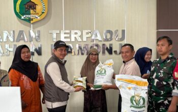 Bulog Sulteng Tinjau Penyaluran Banpang di Kamonji Palu, 377 Warga Terima Bantuan Pangan Jelang Lebaran